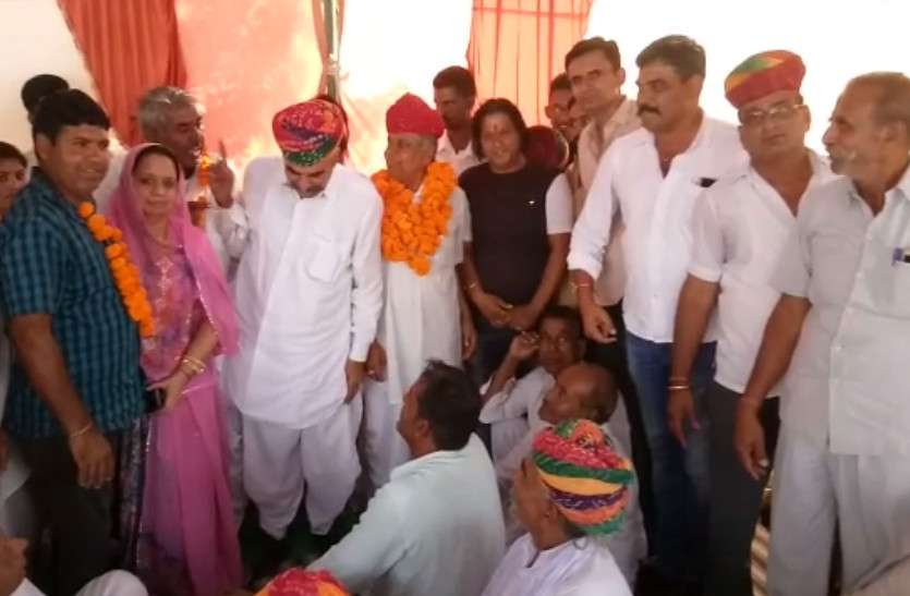 many BJP workers join congress before rajasthan election 2018 विधानसभा चुनाव से पहले फिर लगा BJP को झटका, बरसों पार्टी के साथ रहे इन लोगों ने थामा कांग्रेस का हाथ