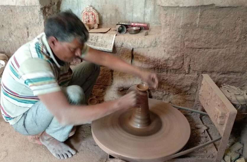 Earthen Lamps And Toys Are Are Being Sold In Pokaran - मिटटी ...