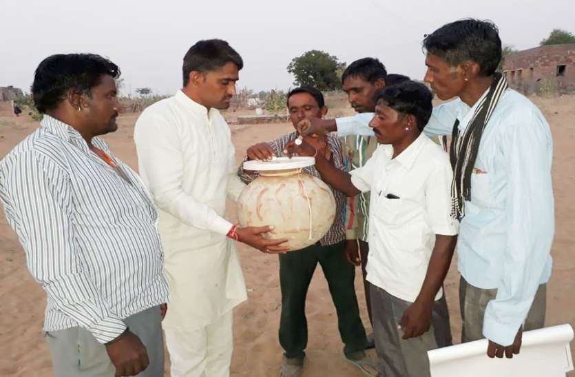 elections in rajasthan 2018 यह उम्मीदवार मटके में ले रहा है 1 से 10 रुपए तक का चंदा, वादे पूरे नहीं करने पर 16 बीघा जमीन करेगा जनता के नाम