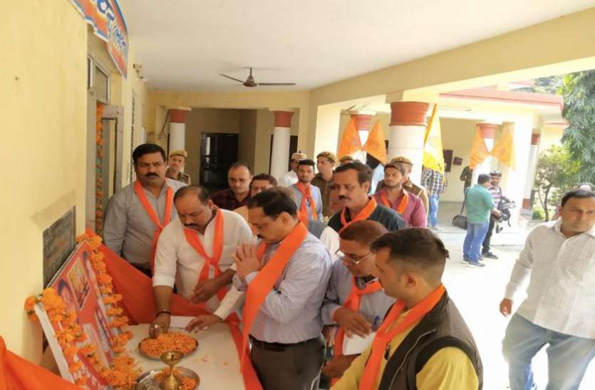 Bijnor DM UP के इस जिले के डीएम ने गले में भगवा पट्टा डालकर बजरंग दल कार्यकर्ताओं के साथ किया यह काम, फोटो वायरल