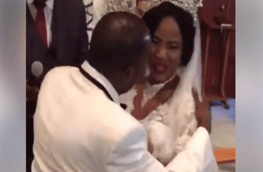 Bride Refused To Kiss Groom Video Goes Viral पादरी के कहते ही किस करने के लिए बढ़ता है दूल्हा 