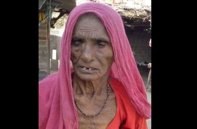 Frod with old lady 93 वर्षीय वृद्धा को बाढ़ का मुआवजा दिलवाने के बहाने करा ली खेत की रजिस्ट्री