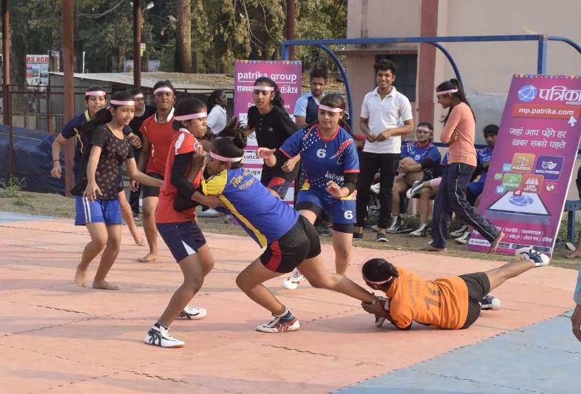 वोटिंग के लिए लड़कियों ने पिंक कबड्डी मैच में ठोकी ताल, देखें वीडियो