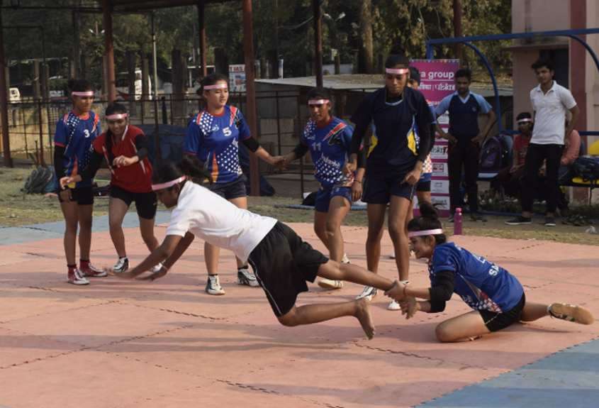 वोटिंग के लिए लड़कियों ने पिंक कबड्डी मैच में ठोकी ताल, देखें वीडियो