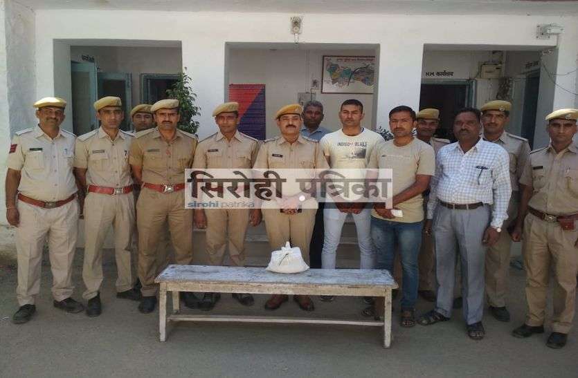 sirohi दो जने बाइक लेकर जा रहे थे 330 ग्राम सोने व 4.635 किलो चांदी के आभूषण, पुलिस ने पकड़ा