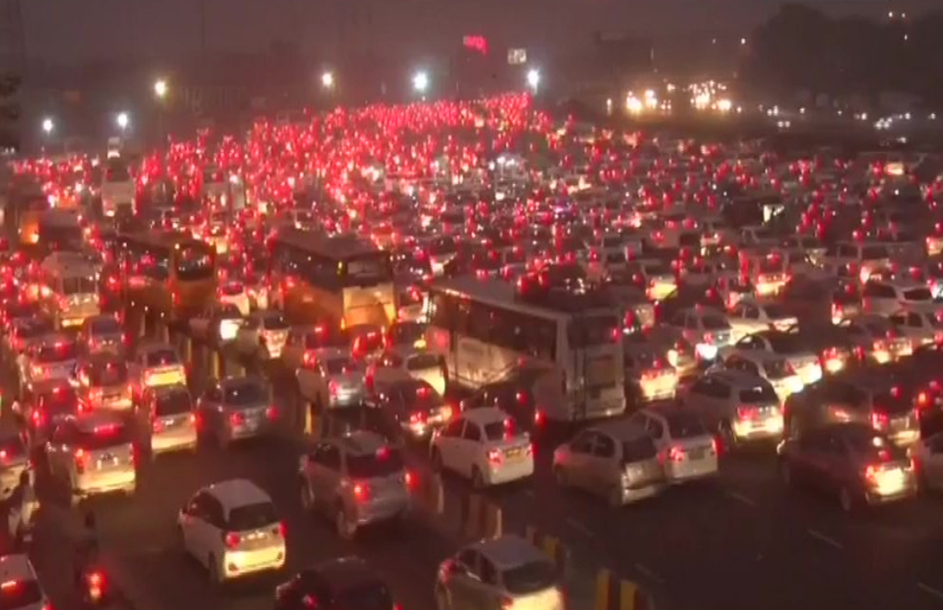 गुरुग्राम: धनतेरस की रात सड़क पर कई किलोमीटर तक लगा लंबा जाम, देखें तस्वीरें गुरुग्राम: धनतेरस की रात सड़क पर कई किलोमीटर तक लगा लंबा जाम, देखें तस्वीरें