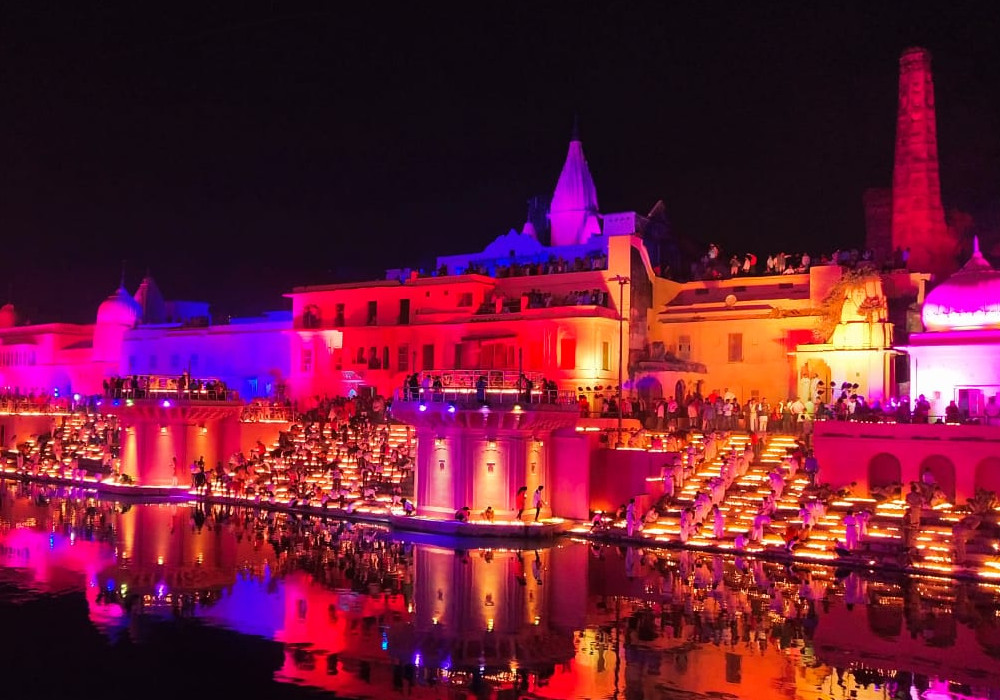 Ayodhya Deepotsav 2018 In Makes World Record With 3,01,152 Lamps - अयोध्या  में बना विश्व रिकॉर्ड, दीपोत्सव के मौके पर एक साथ जले 3 लाख 1 हज़ार 152 दीपक  | Patrika News