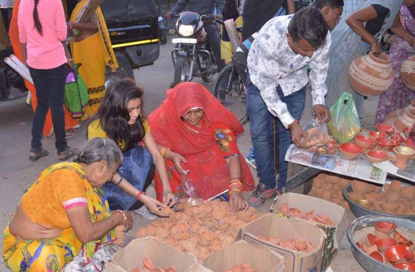 Unique case in Satna, Shopping at half rate सतना में अनोखा मामला: सड़क से गुमटियां हटीं तो मुख्य मार्गों पर ही सज गए ठेल, आधी रेट में चालू हो गई दुकानदारी, जाने क्या है मामला