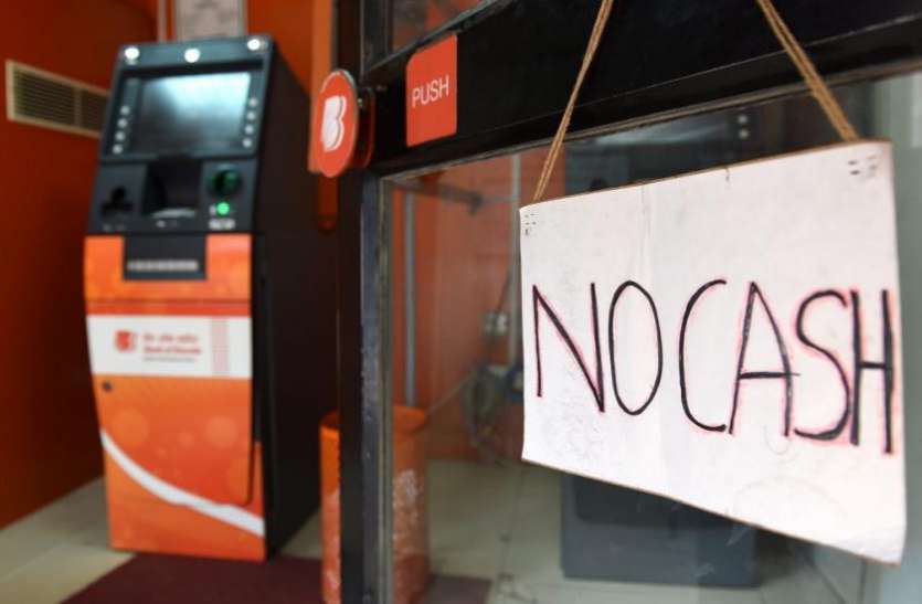 Empty ATM दिवाली के एक दिन पहले ही खाली हुए 50 फ़ीसदी ATM, आज भी चमकेगा बाजार