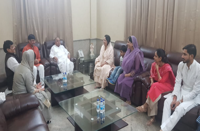 Mulayam Singh Yadav meet Shivpal Singh on Deepawali जब अपने परिवार के साथ दिवाली मना रहे थे अखिलेश, मुलायम सिंह ने कर दिया कुछ ऐसा, सपा की बढ़ी धड़कन