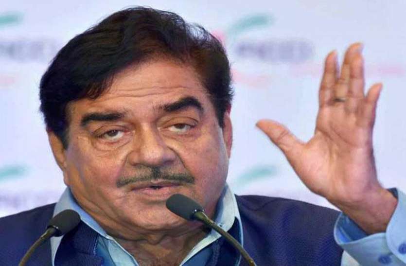 नोटबंदी को लेकर शत्रुघ्न सिन्हा ने पीएम मोदी पर साधा निशाना, बोल- तारीफ करने वाले हैं सरकारी दरबारी नोटबंदी को लेकर शत्रुघ्न सिन्हा ने पीएम मोदी पर साधा निशाना, बोले- तारीफ करने वाले हैं सरकारी दरबारी