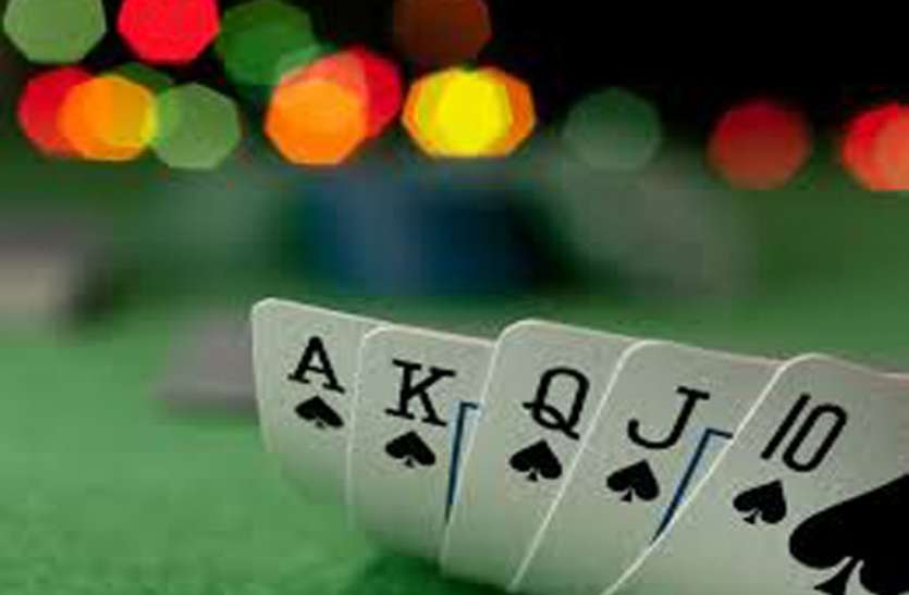 police arrest gamblers on diwali in jhansi दीपावली पर चल रहा था '52' का खेल, इसे देखकर पुलिस रह गई दंग