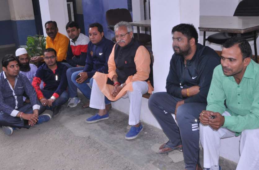 meerut अपनी ही सरकार में भाजपा केे पूर्व प्रदेशाध्यक्ष को मुकदमा दर्ज कराने के लिए थाने में देना पड़ा धरना