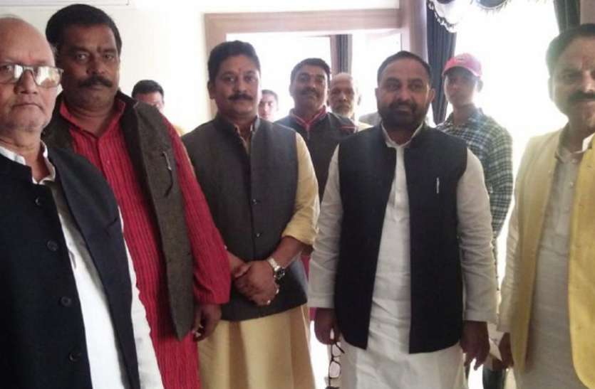 Pradeep of BJP riding on bicycle, joining SP MP Assembly election 2018-साइकिल पर सवार हुए भाजपा के प्रदीप, सपा ज्वाइन कर सबको चौकाया