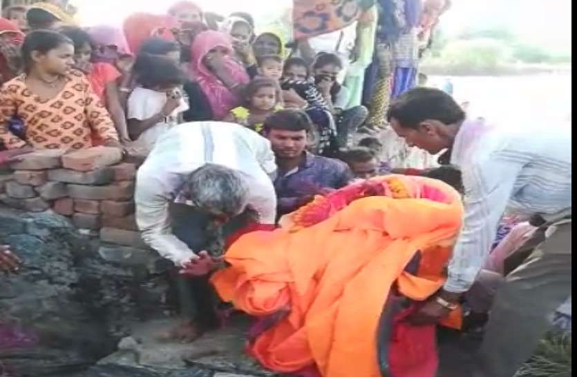 बंदर की शवयात्रा गाजे-बाजे से निकली बंदर की शवयात्रा, विधि-विधान से हुआ दाह संस्कार, कराया मुंडन