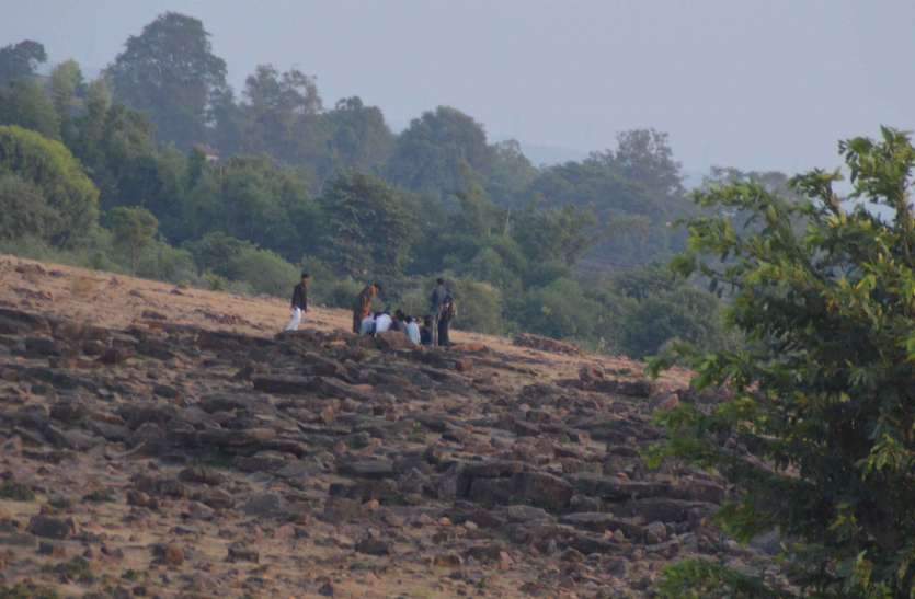 Will not play in stone behind and Jadiyhon gambling पत्थरों की ओट में और झाडिय़ों में नहीं खेल पाएंगे जुआ