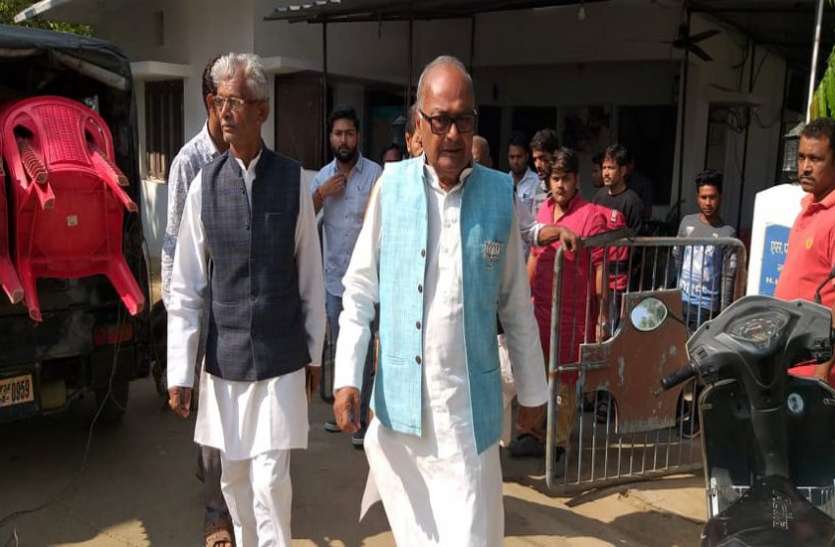 बगावत कर नहीं माने बाबाजी, वित्तमंत्री व पथरिया विधायक के खिलाफ ठोकी ताल बगावत कर नहीं माने बाबाजी, वित्तमंत्री व पथरिया विधायक के खिलाफ ठोकी ताल