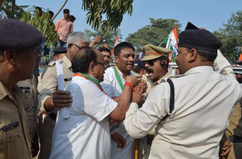 नेताओं ने दी गालियां तो दहाड़े पुलिस अधिकारी नेताओं ने दी गालियां तो दहाड़े पुलिस अधिकारी