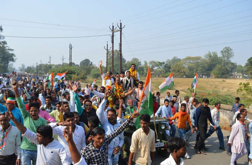 Power Performance of the rebels had changed Fiza नामांकन के आखिरी दिन कांग्रेस-भाजपा ने दिखाया शक्ति प्रदर्शन