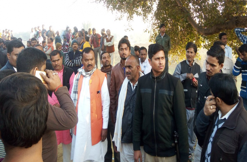 BJP MLA Ram Feran Pandey dabangai in Balrampur बीजेपी के इस विधायक के आगे पुलिस के फूले हाथ-पैर, कोतवाली में घुसकर जबरन किया यह काम, गुर्गों ने मीडिया पर भी बोला हमला