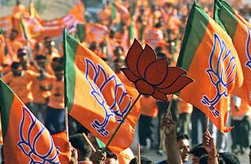 news पूर्व प्रधानमंत्री के बेटे के घर के सामने भाजपा नेता की पत्नी आैर मां के साथ हुर्इ लूट