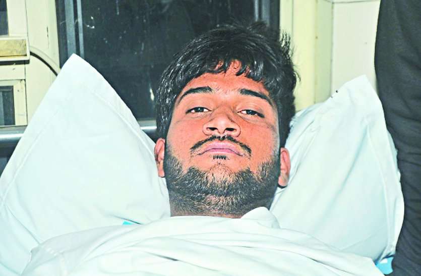 man shot by gun in gwalior CRIME GWALIOR: गली में बाइक खड़ी करने पर विवाद, रास्ते में घेरकर छात्र को गोली मारी