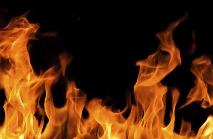 fire फटाखे की चिंगारी से शमशान घाट में रखी लकड़ियों में लगी भीषण आग, मची अफरा-तफरी