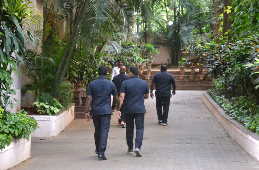 raid जनार्दन रेड्डी की धरपकड़ : जांच टीम से पहले पहुंची मीडिया