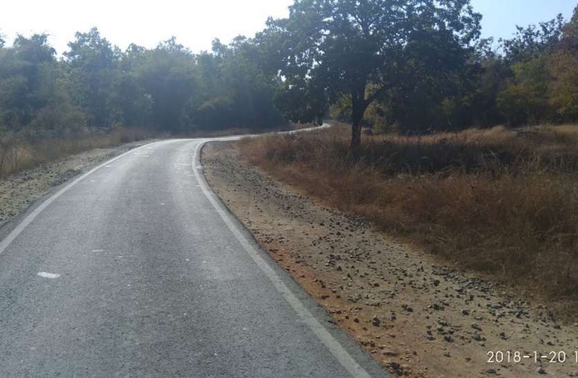 Cracks went 72 million of road in two years दो साल में दरक गई 72 करोड़ की सडक़