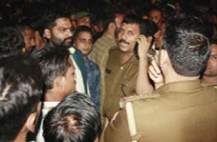 Police बाइक सवार दंपती को टैंकर ने मारी टक्कर, इसके बाद जो हुआ उसे देखकर पुलिस वालों के उड़े होश