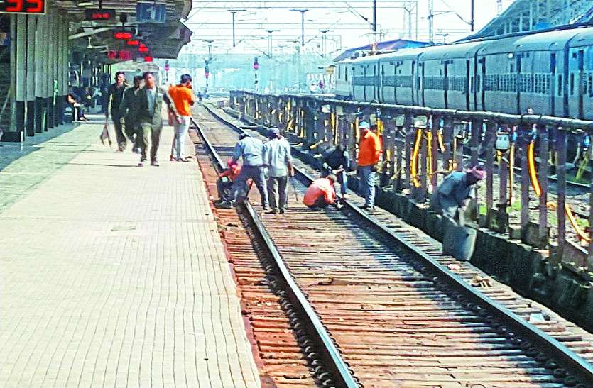 railway भीड़ को देखते हुए चार ट्रेनों में अतिरिक्त कोच की सुविधा