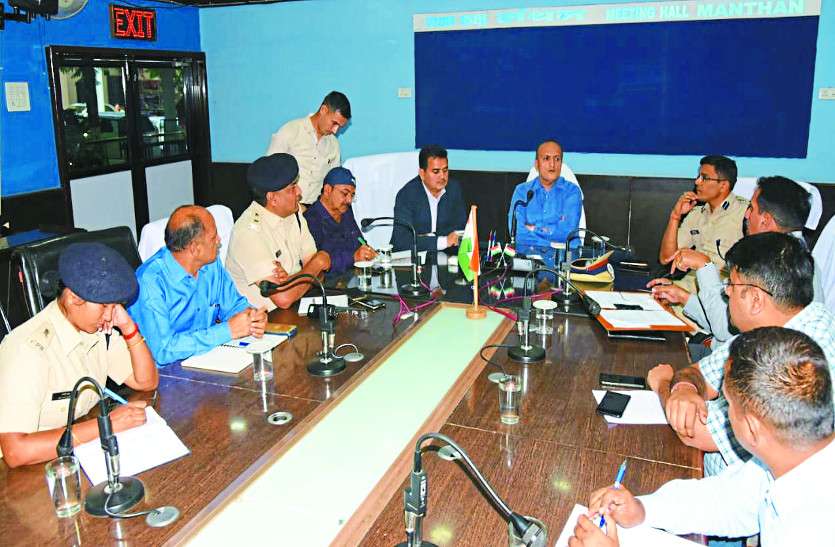 metting मंच पर बैठे प्रत्याशी तो उनके चुनाव खर्च में जुडेग़ी राशि
