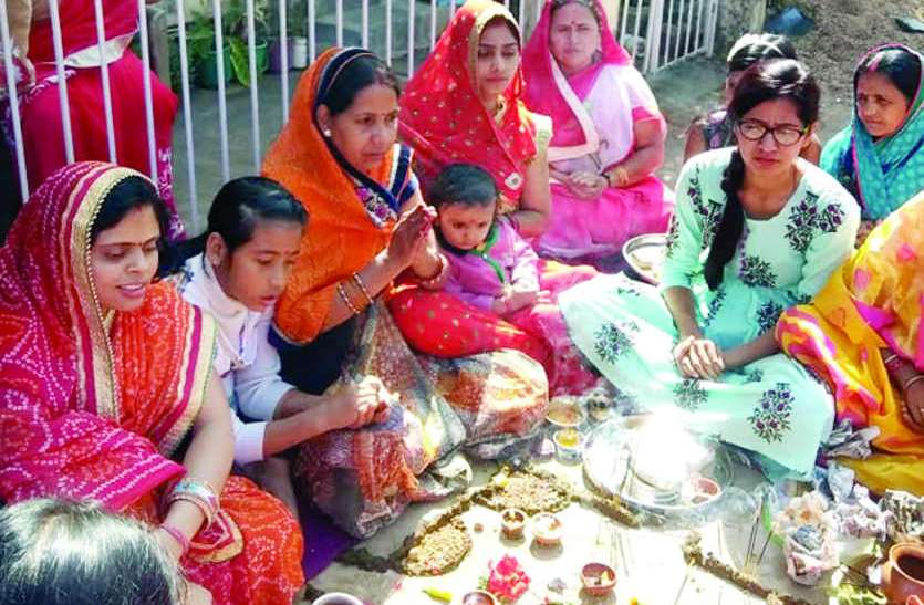 bhai dooj भाई दूज पर बहनों ने भाइयों के लंबी उम्र की कामना कर लगाया तिलक