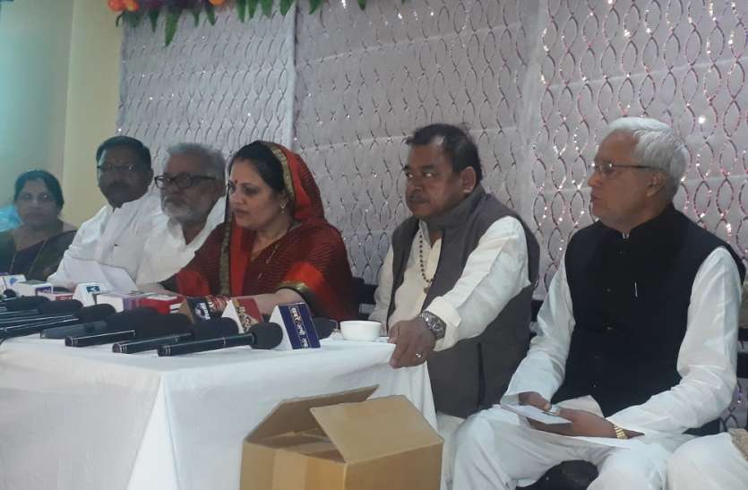 BJP legislator Neelam Mishra leaves the party MP election 2018-भाजपा की महिला विधायक नीलम मिश्रा ने छोड़ी पार्टी, उद्योग मंत्री राजेन्द्र शुक्ल पर लगाया सनसनीखेज आरोप
