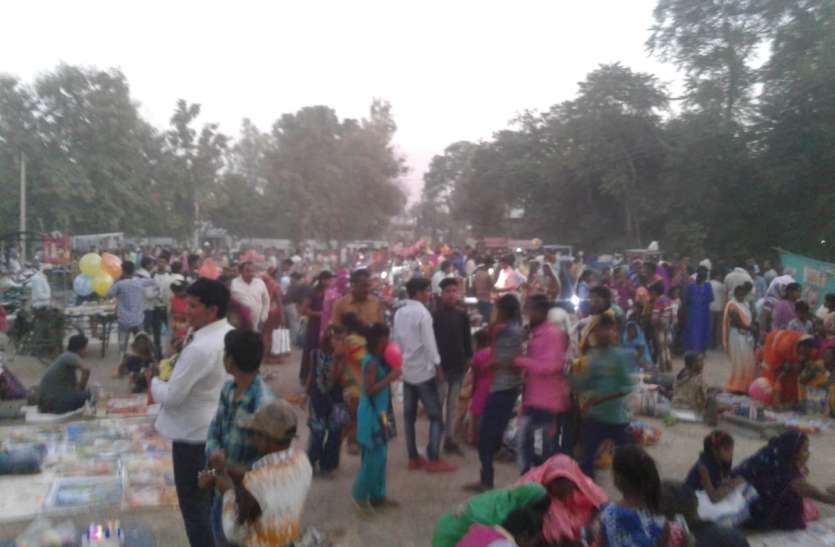 The villagers at the Mela fair fairly buy मढ़ई मेले में ग्रामीणों ने की जमकर खरीददारी