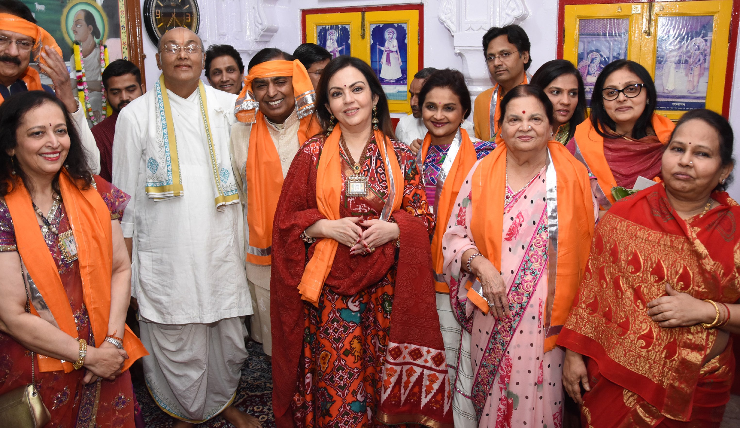 mukesh ambani at nathdwara | रिलाइंस ग्रुप के प्रमुख मुकेश अम्बानी ने  श्रीजी को दिया बेटी की शादी का न्योता | Patrika News
