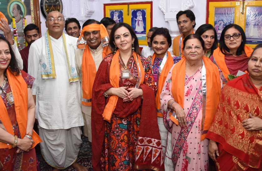 mukesh ambani at nathdwara रिलाइंस ग्रुप के प्रमुख मुकेश अम्बानी ने श्रीजी को दिया बेटी की शादी का न्योता