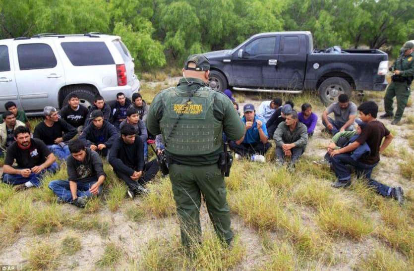 migrants arrested पहले से बढ़ गई है अमरीका में घुसपैठ की समस्या, अक्टूबर में बना गिरफ्तारियों का रिकॉर्ड