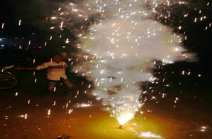 fire crackers दिवाली पर रात दस बजे बाद पटाखा चलाते ७० गिरफ्तार