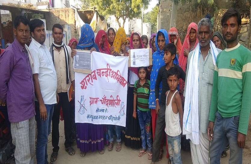 आक्रोश रैली निकालते ग्रामीण। गांव में लगे अवैध ठेकों को बंद कराने की प्रशासन से की मांग