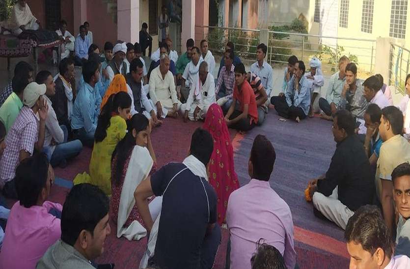 समारोह में उपस्थित कर्मचारी व ग्रामवासी। कर्मचारी संघ ने किया प्रतिभाओं का सम्मान