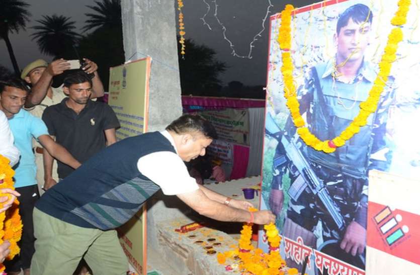1151 lamp to bow down to martyrdom, given message of voting 1151 दीपकों से शहादत को किया नमन, दिया मतदान का संदेश