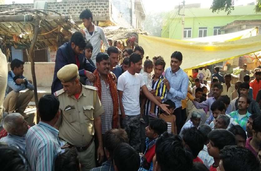 प्रदर्शन करते सब्जी मण्डी व्यापारी । सब्जी व्यापारियों ने किया हंगामा