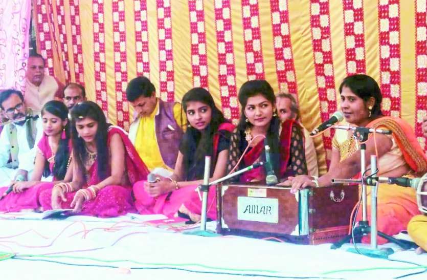 Goswami Tulsidas Three day mahotsav in chitrakoot तुलसीदास महोत्सव: आदिवासी लोक कला पर आधारित गीतों ने कार्यक्रम में बांधा समा, ये प्रस्तुत रही आकर्षण का केन्द्र