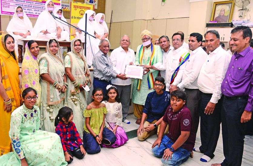 jainism बेटा, बेटी के साथ यह दंपती चला संन्यास की डगर पर
