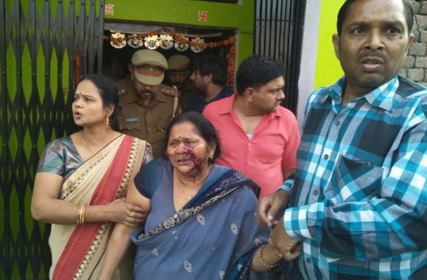Attack वीडियो: बेटे के दोस्त बनकर आए युवकों ने दिया ऐसी घटना को अंजाम कि सुनने वालों की कांप गई रूह