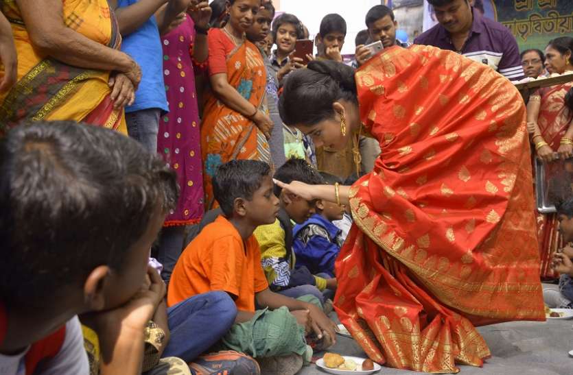 kolkata अभिनेत्री ने अनाथ बच्चों संग मनाई भैयादूज
