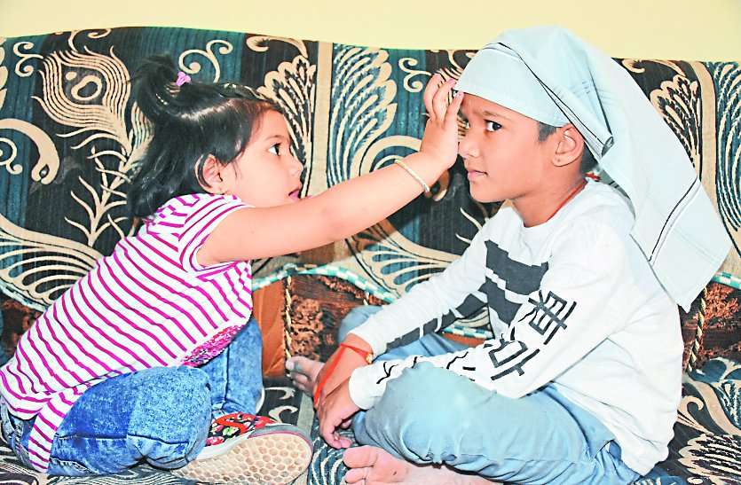bhai dooj भाइयों के माथे पर बहनों ने लगाया दूज का तिलक