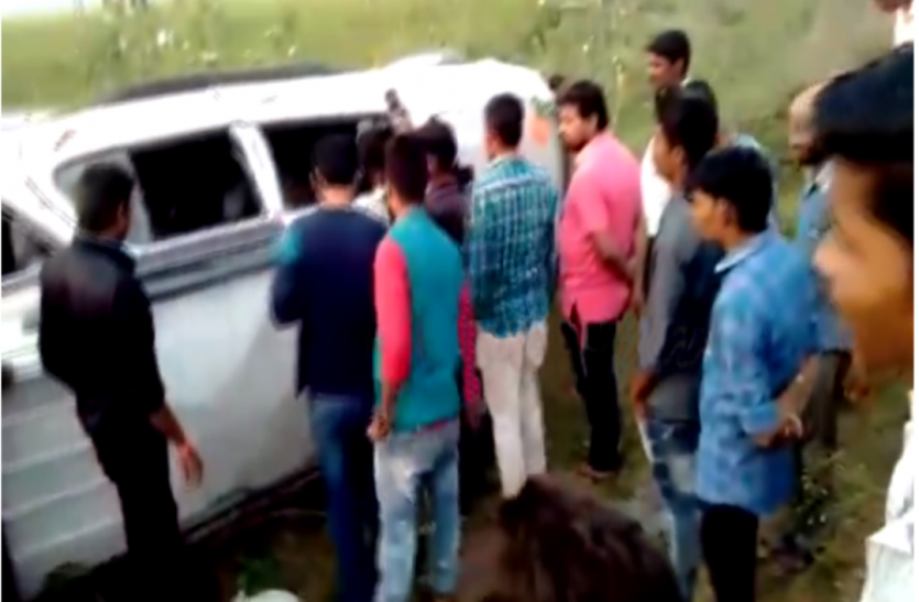 Car Accident पास लेने के चक्कर में बीजेपी नेता की गाड़ी पलटी