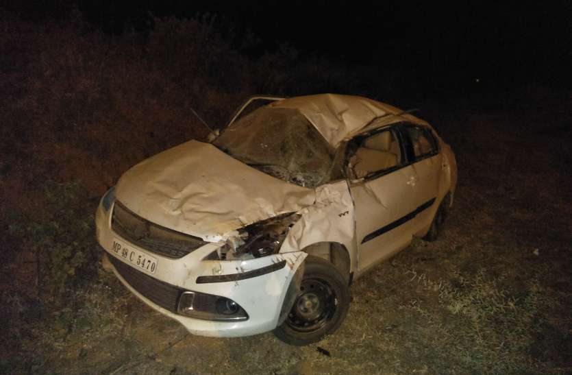 car palti वाहन पलटा, दम्पती घायल